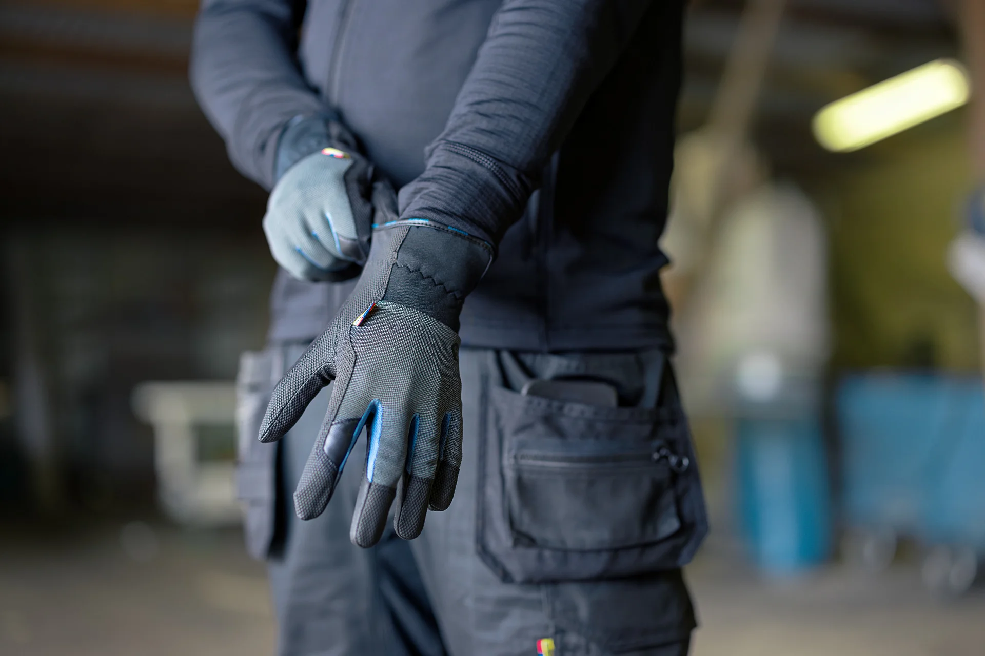 Ein Mann probiert Arbeitshandschuhe an