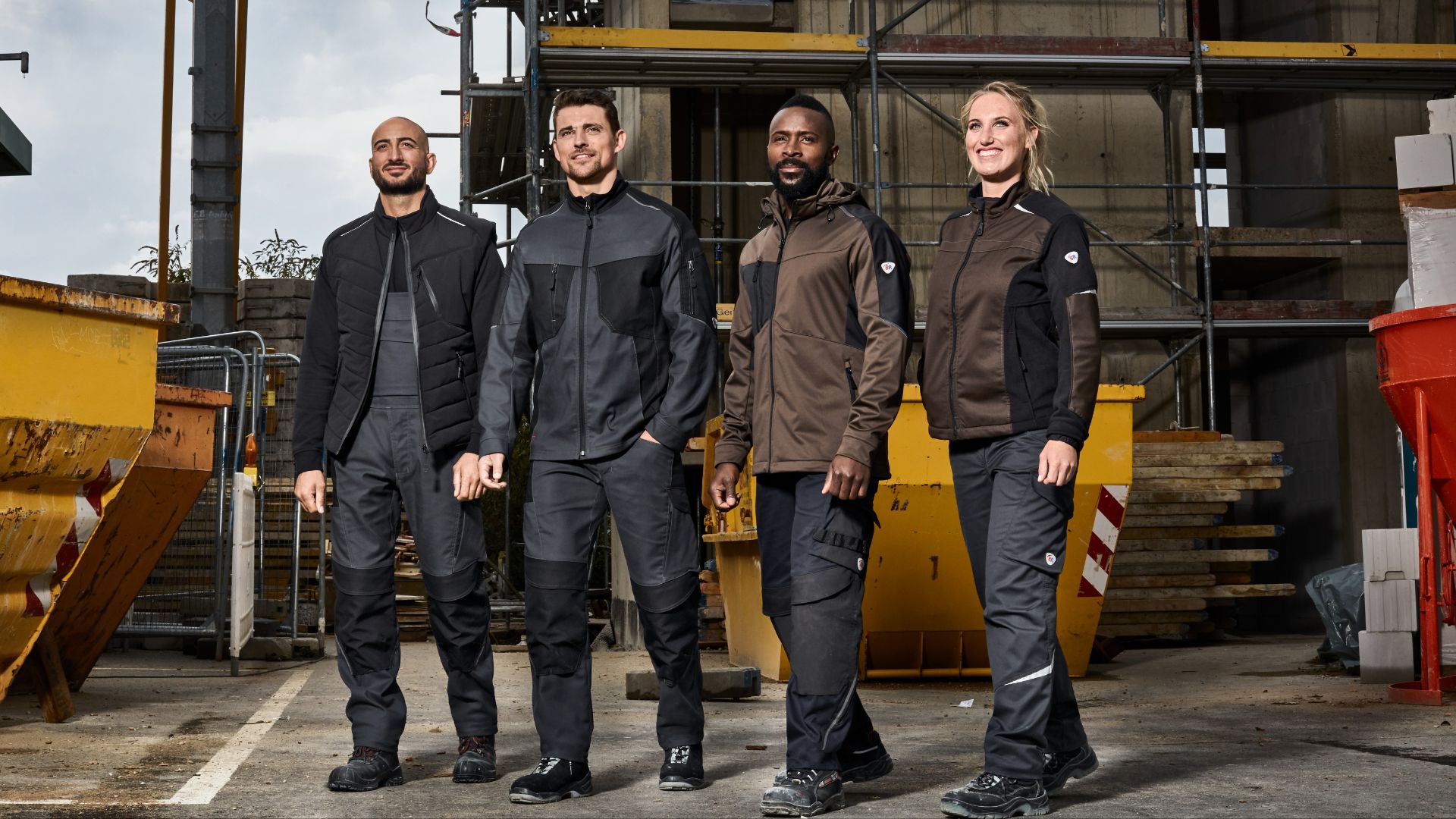 Eine Gruppe Bauarbeiter mit Berufsbekleidung auf einer Baustelle