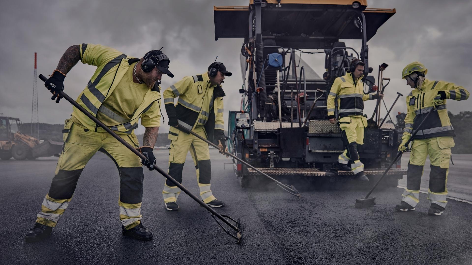 Mitarbeiter eines Straßenbaunternehmens arbeiter an der Straße